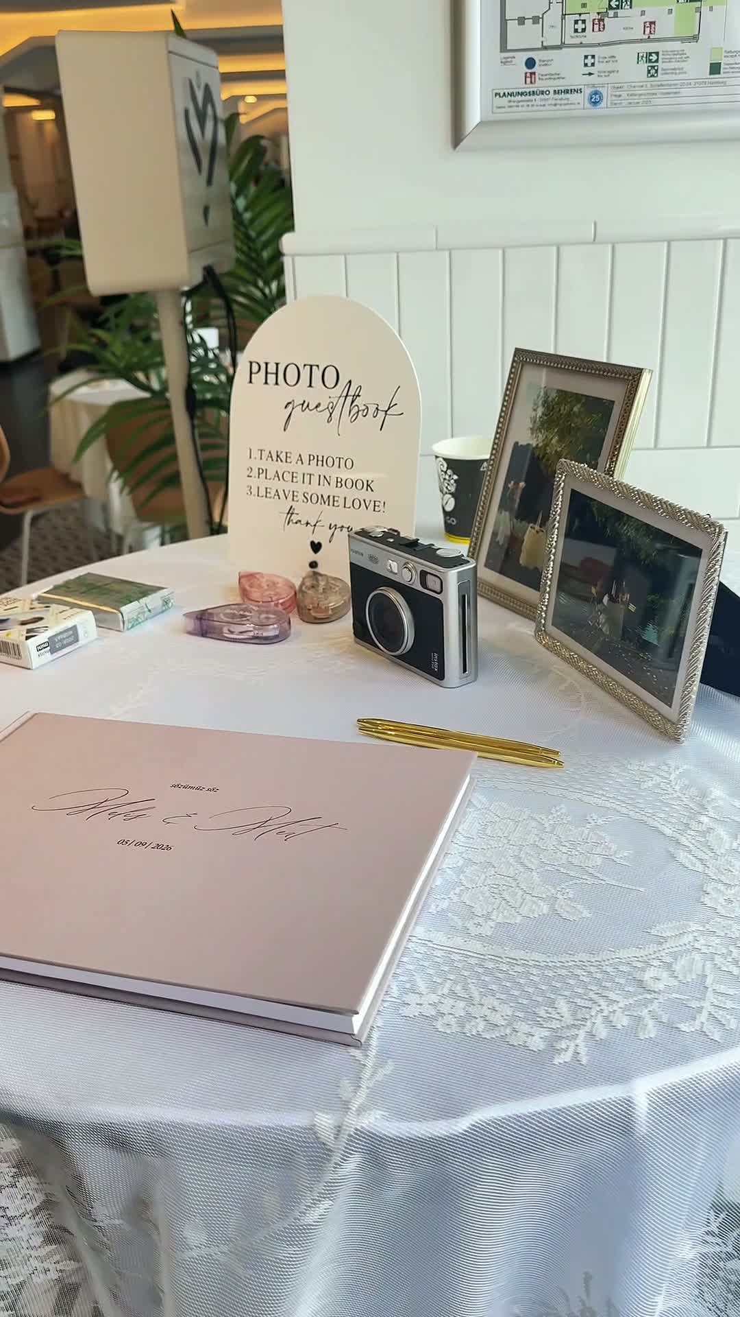 Liebevoll gestalteter Fototisch einer Verlobungsfeier