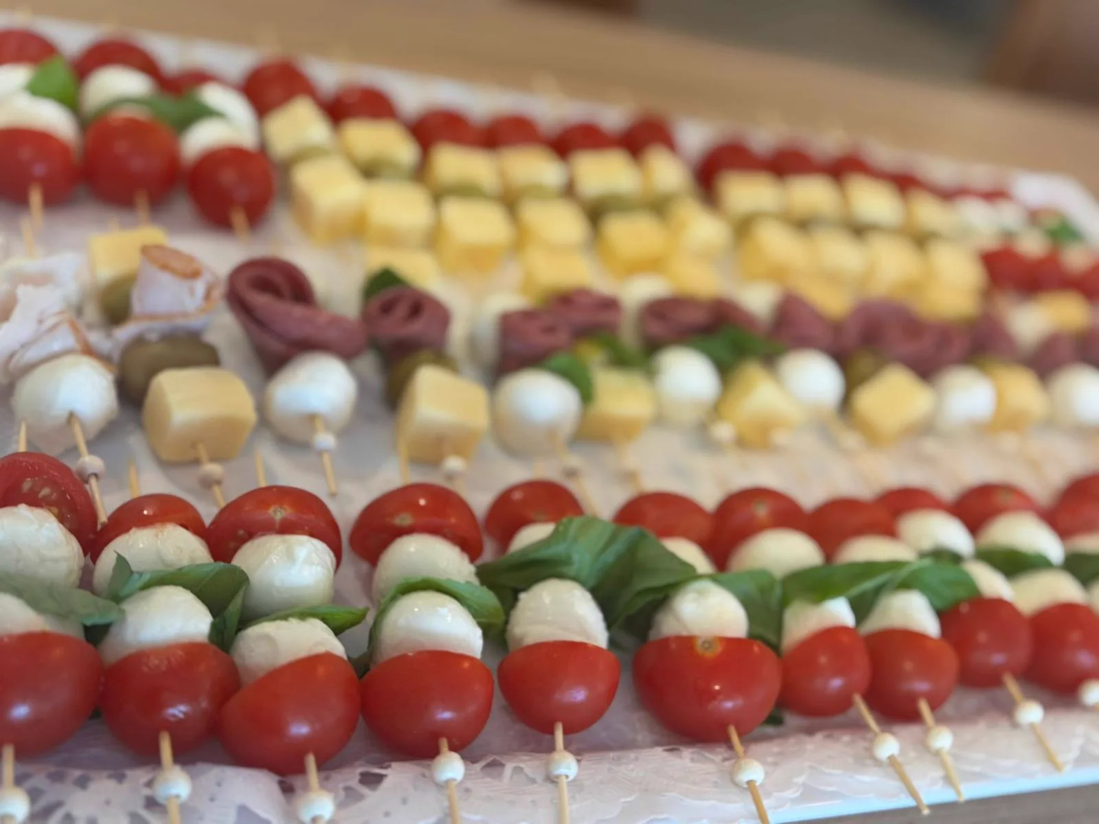 Antipasti-Spieße mit Tomate, Mozzarella, Käse und Oliven