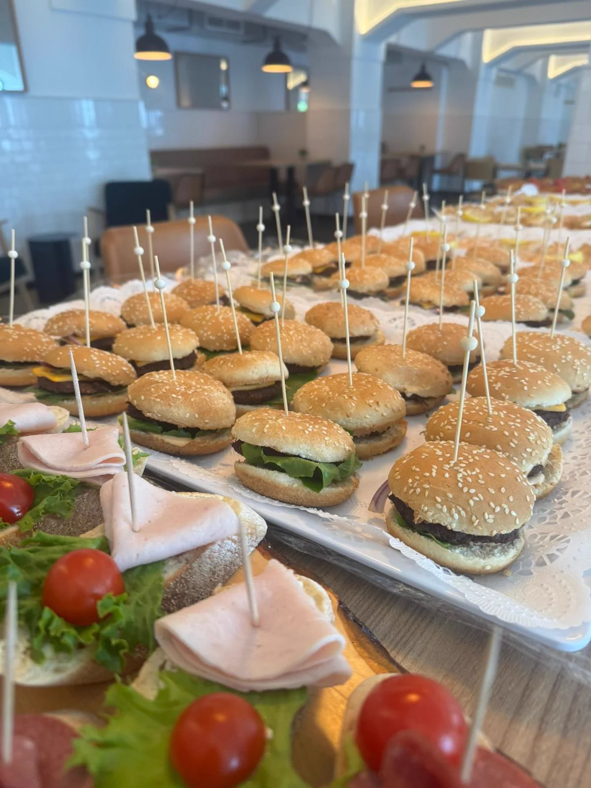 Mini-Burger und Fingerfood aus der Küche der Hafenkantine