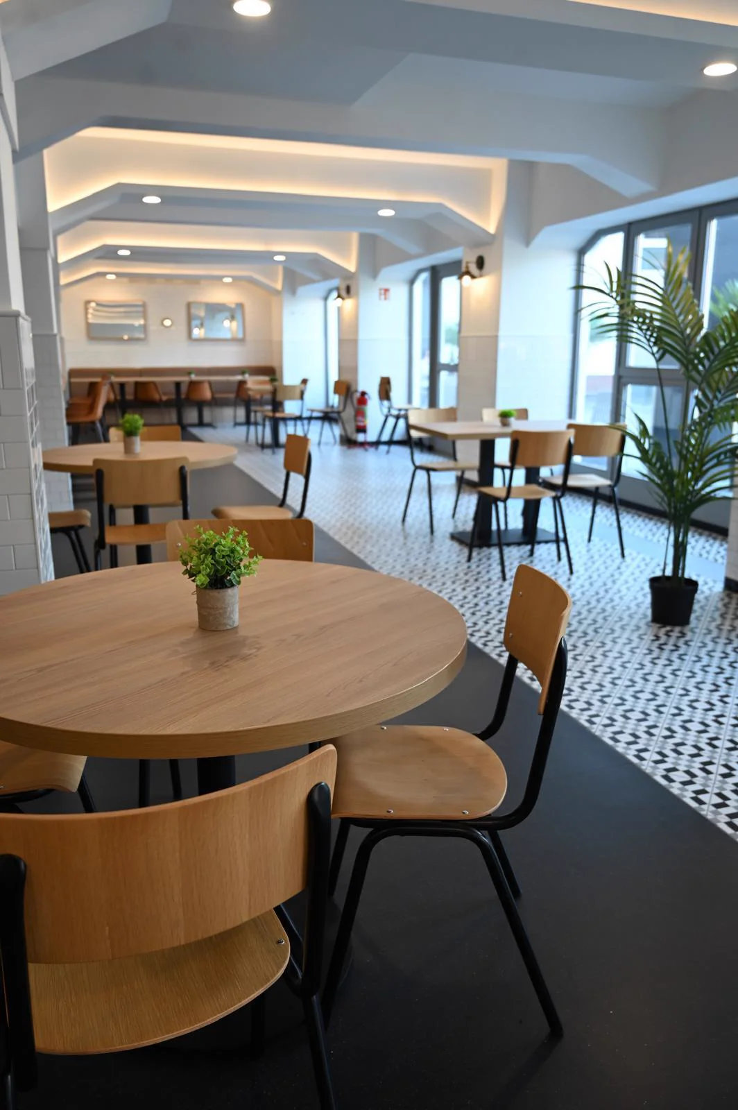 Heller Innenraum der Hafenkantine mit Blick zum Wasser