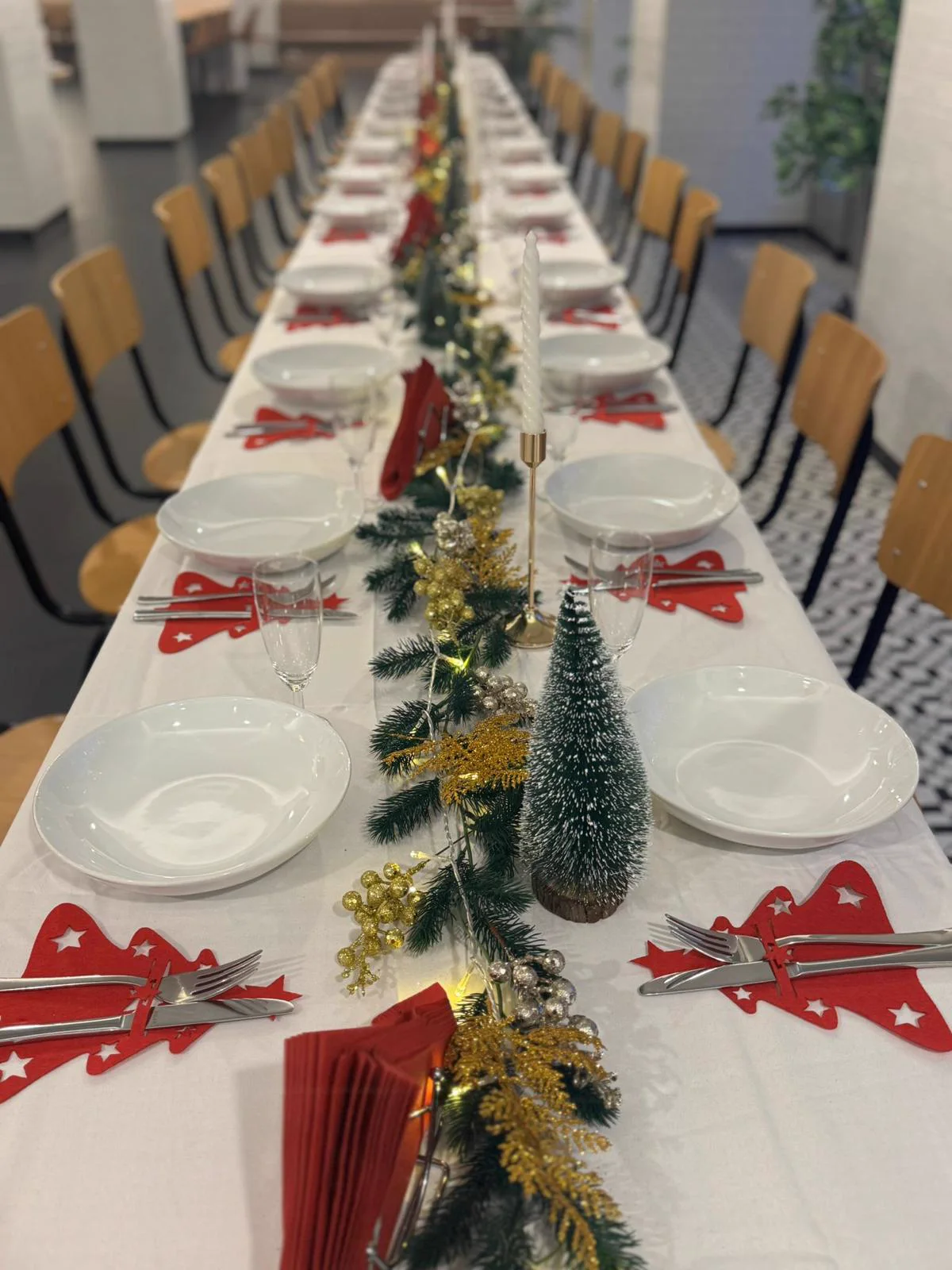 Festlich dekorierte lange Tafel in der Hafenkantine