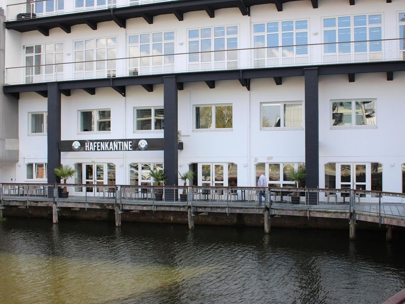 Außenansicht der Hafenkantine direkt am Harburger Binnenhafen
